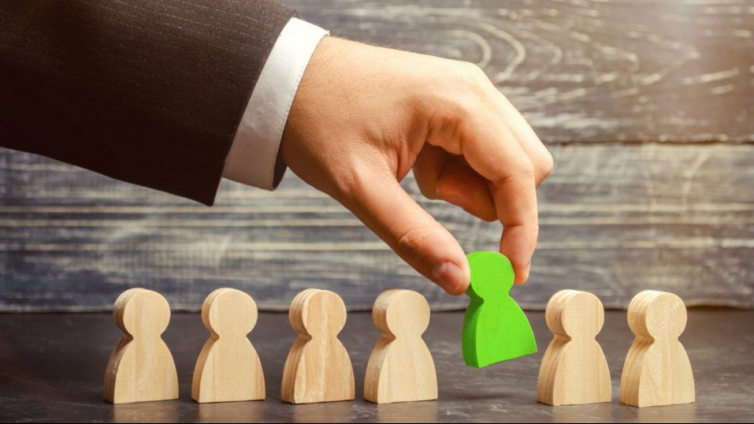 如何通过企业培训平台来规范化新员工培训流程？