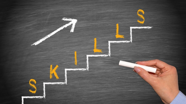 企业员工培训中，员工技能的发展需要遵循哪些步骤？