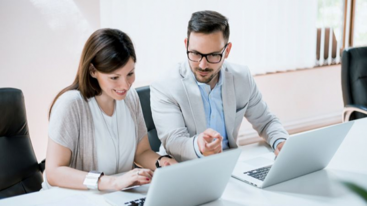 使用企业内部在线培训平台系统评估员工绩效的6个技巧