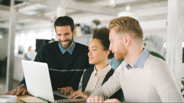 如何通过在线培训平台来弥补绩效差距？