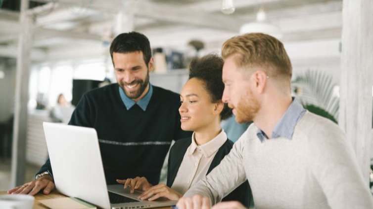 如何通过在线企业培训平台弥合员工绩效差距？