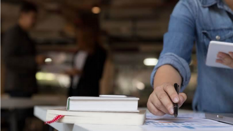 如何比较企业在线培训和线下面对面学习的成本？