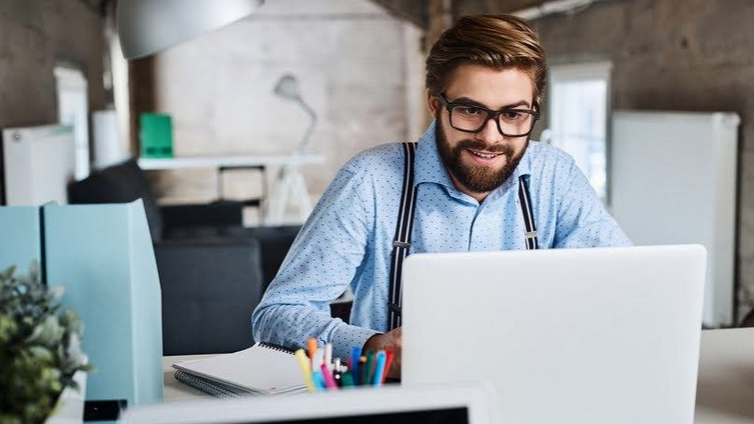  企业培训系统的报告功能包括哪些内容？