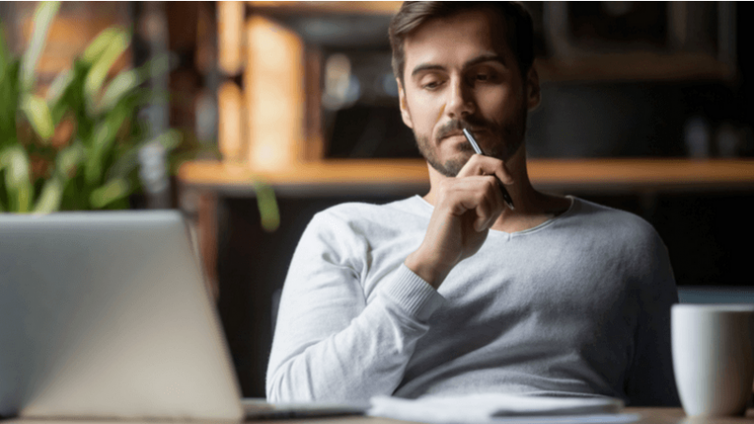 如何选择正确的员工培训评估模型来衡量绩效目标？